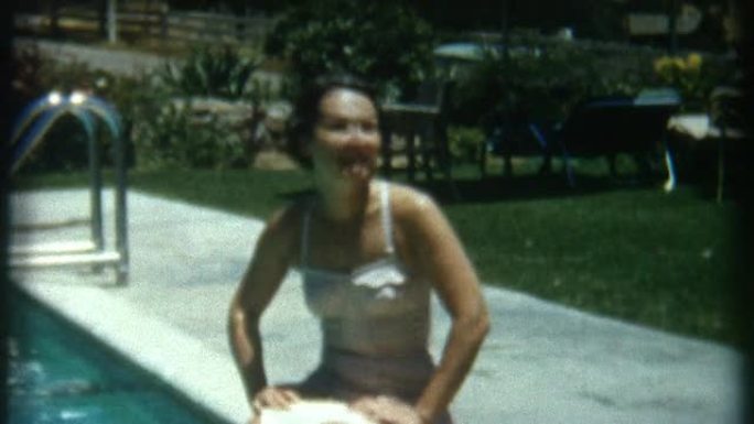 1950年代游泳池中的女人