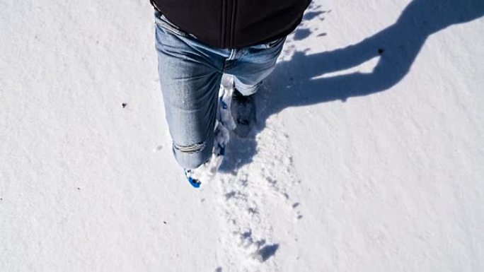 冬季景观中的人雪鞋行走