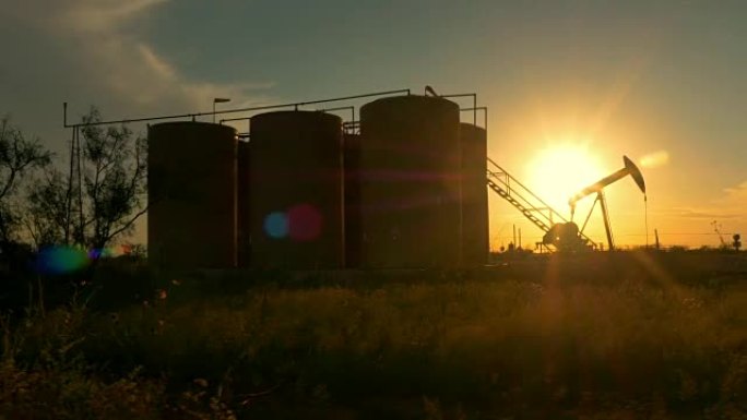 工业千斤顶泵平台在日落太阳下泵送原油
