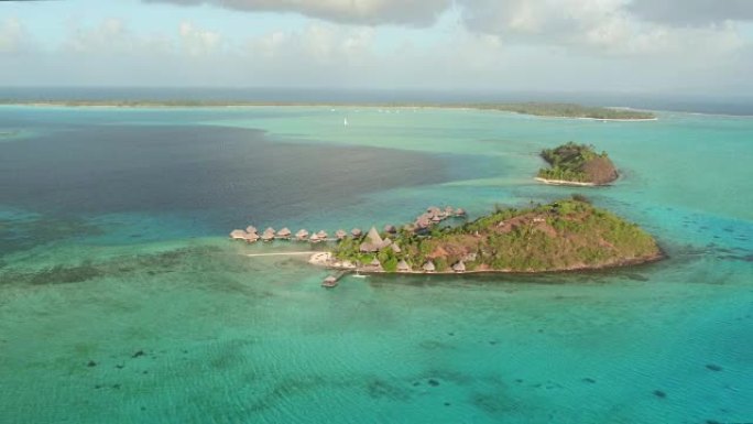 空中飞行:在一个美丽的夏日里，在著名的异国海岛博拉博拉岛(Bora Bora)，在巨大的水晶般清澈的