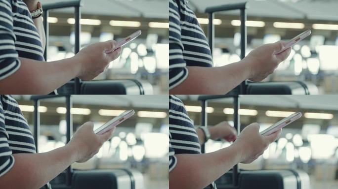 在机场使用智能手机的女人