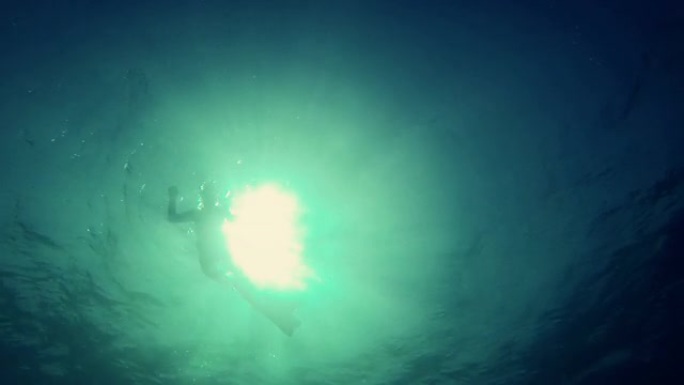 自由潜水员从深渊中浮出水面