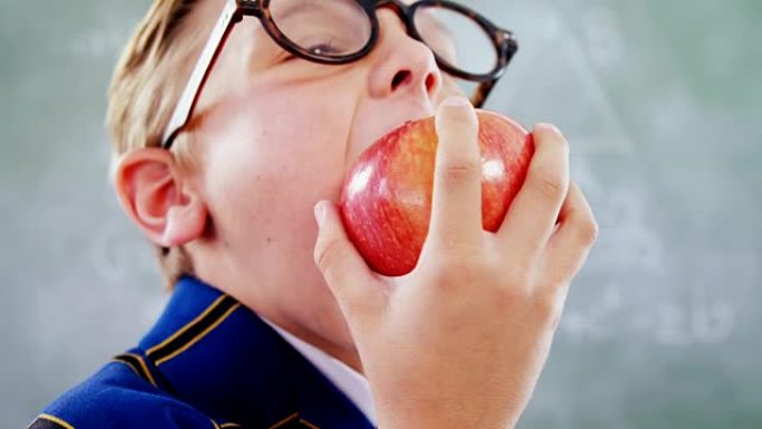 小学生在教室里吃苹果