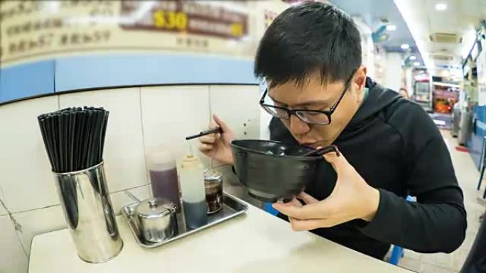 男人在汤中吃香港馄饨面条的时光倒流
