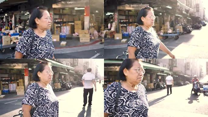 奶奶在集市上散步