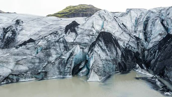 欣赏火山灰覆盖的冰川