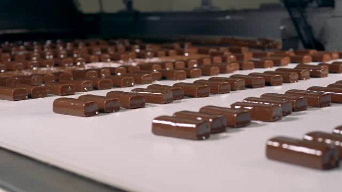 糖果店的巧克力糖果生产过程。