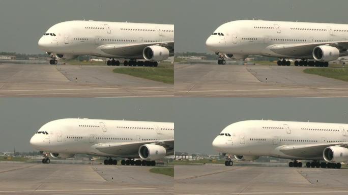 空中客车A380飞机从跑道上滑入