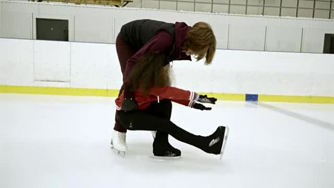 小花样滑冰运动员练习单腿深蹲