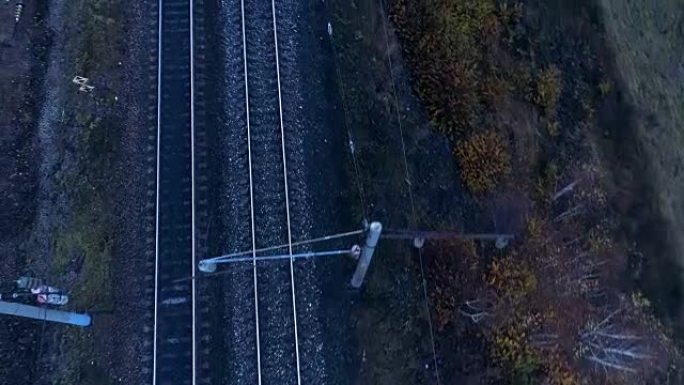 铁路轨道和电线杆的俯视图。