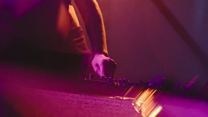 女子DJ在夜总会跳舞和演奏音乐