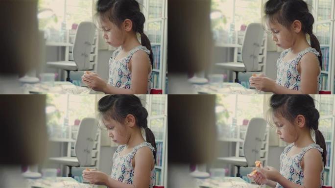 可爱的小女孩玩塑料块
