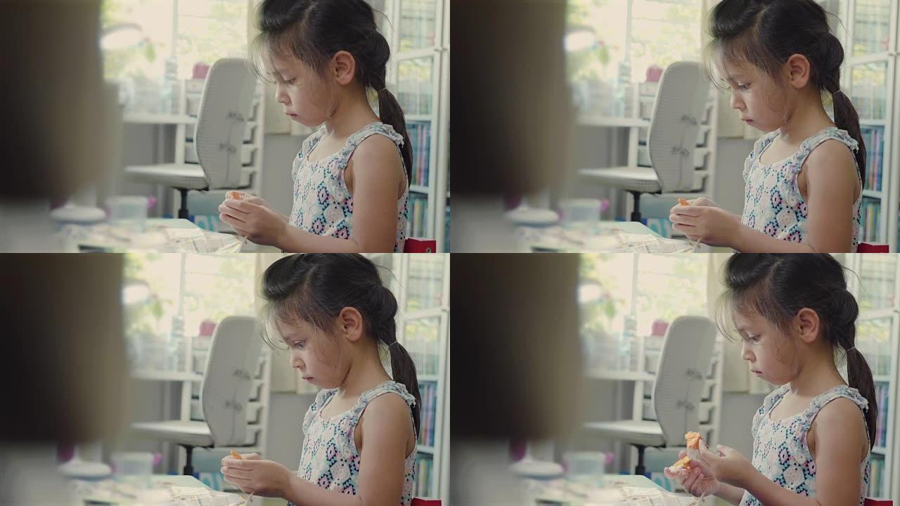 可爱的小女孩玩塑料块