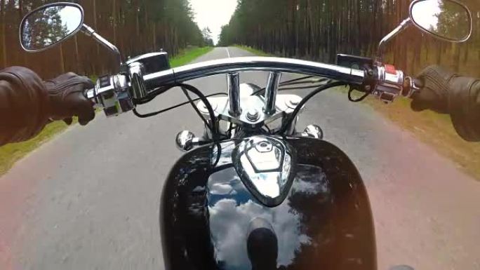 骑摩托车时的拳头座位视图。4K。