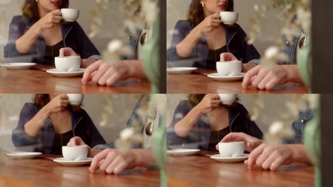 双手触摸咖啡馆柜台上的咖啡杯
