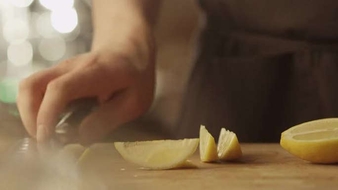 专业厨师正在厨房里快速切柠檬。