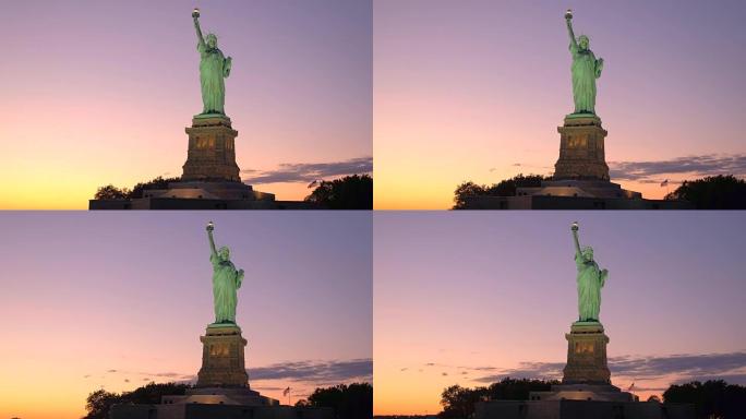 近距离观察著名的自由女神像在日落时被火红的天空照亮