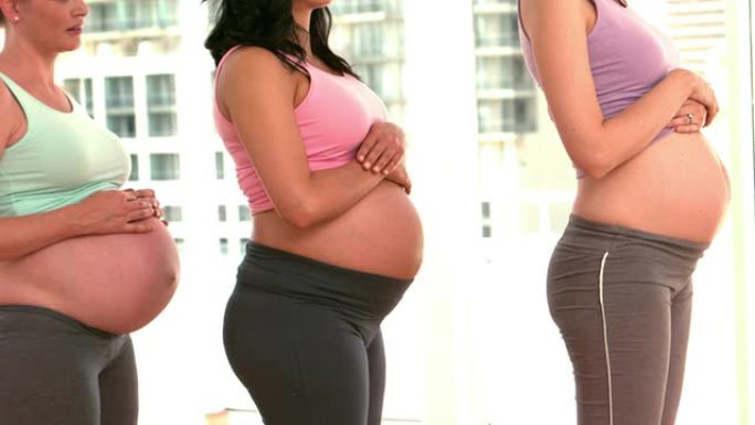 站在健身工作室的孕妇
