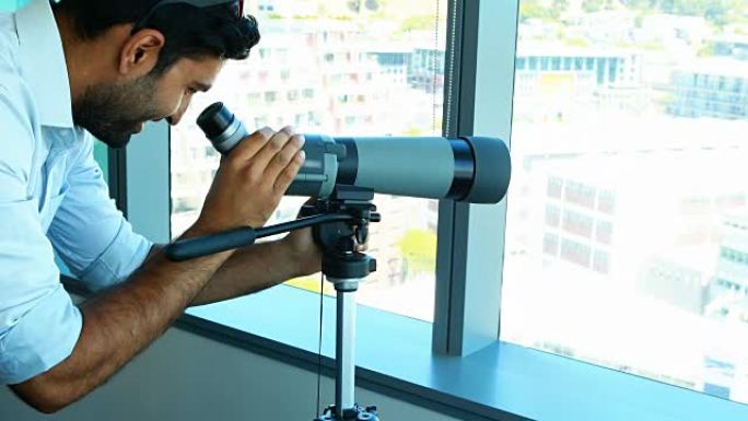 男性高管通过望远镜观察