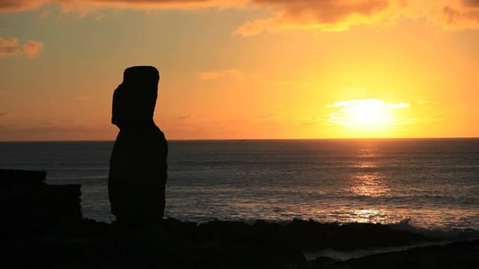 日落时分的莫阿伊斯，智利复活节岛