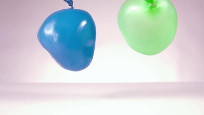蓝色和绿色的水气球坠落