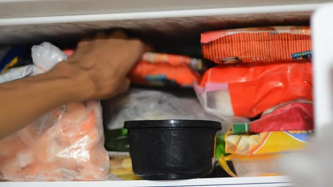 提起冷冻食品提起冷冻食品冰箱打开