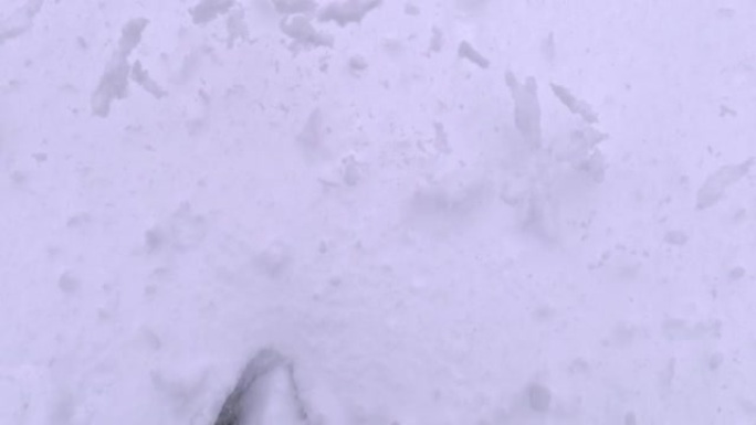 个人视角男子在冬雪中徒步旅行