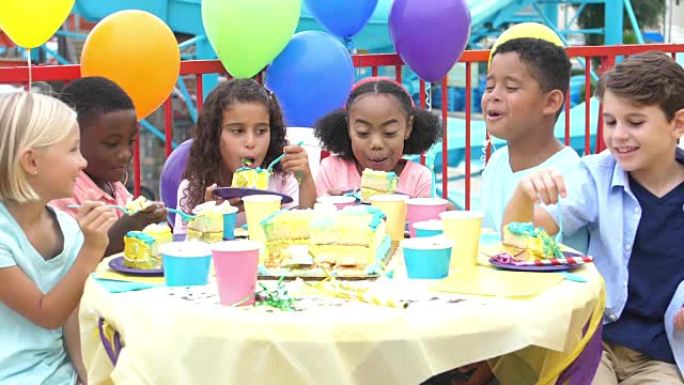 一群在生日聚会上吃蛋糕的孩子