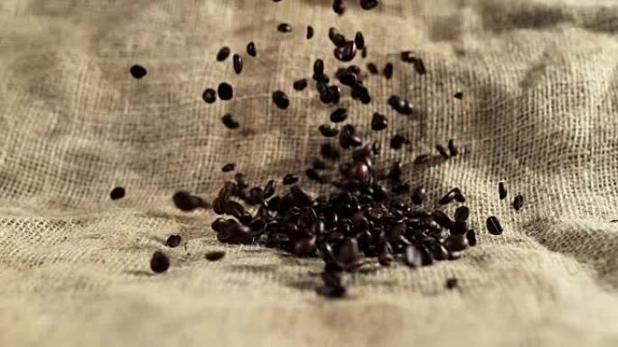 SLO MO咖啡豆落在亚麻布上