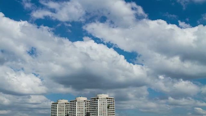 蓝天上的云蓝天飞云城市上空飞云流度