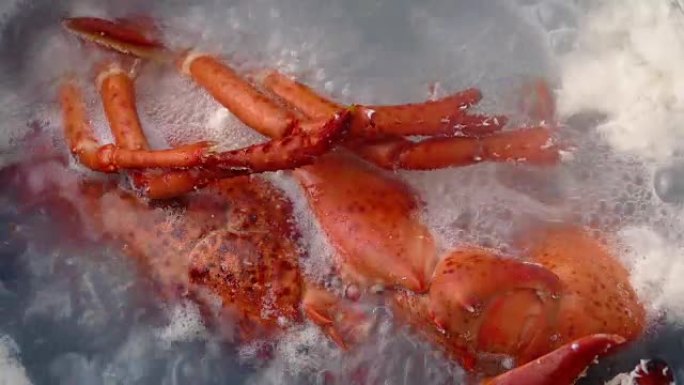 龙虾在沸水中烹饪