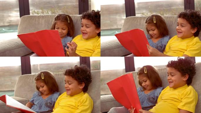 西班牙裔儿童一起读书