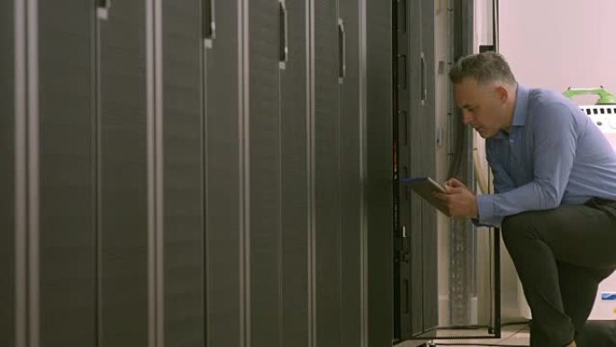 技术人员在分析服务器时使用平板电脑