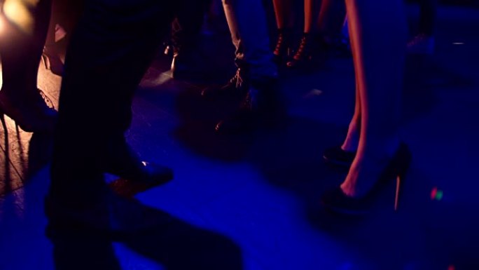 跳舞时穿着裙子和高跟鞋的人无法辨认的镜头