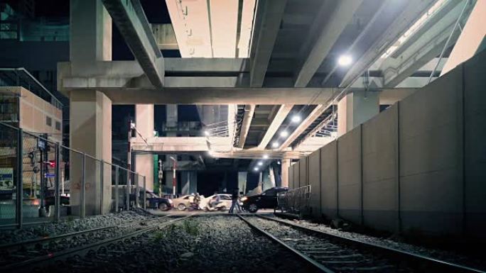 夜间在城市中带有火车轨道的地下通道