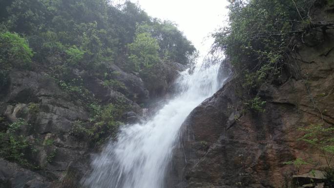 春季雨水   沉浸体验野生瀑布