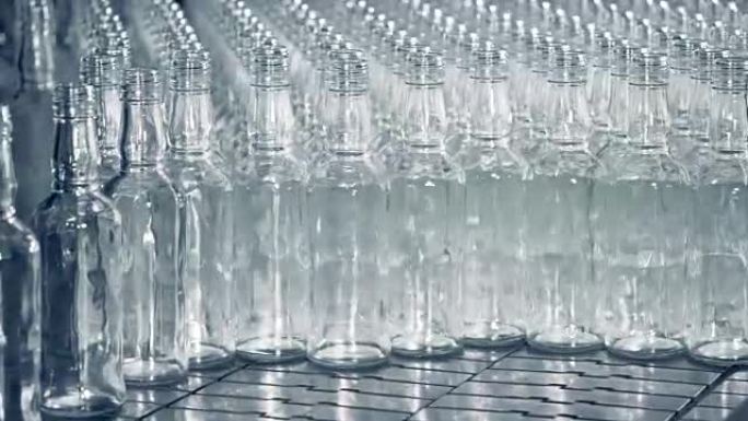 大量的空玻璃半透明瓶子堆放在一起