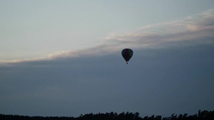 漂浮在湖上的气球。浪漫的日落