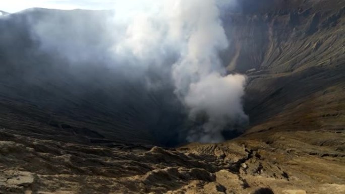 布罗莫火山火山口的平移镜头