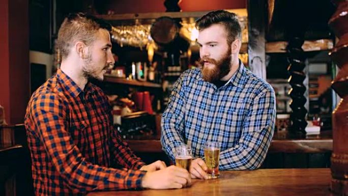 DS两名男子在酒吧喝啤酒