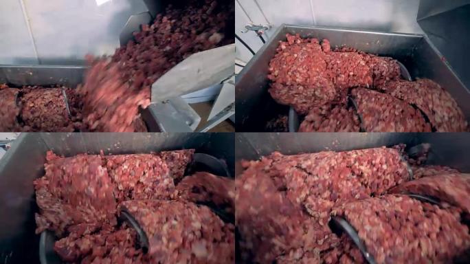 小块肉从容器中掉落到工作的搅拌器中