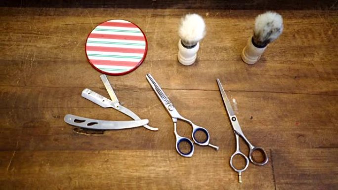木桌上的理发师工具的平移视图