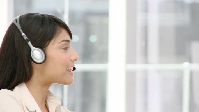 动画呈现女性销售代表在耳机上讲话