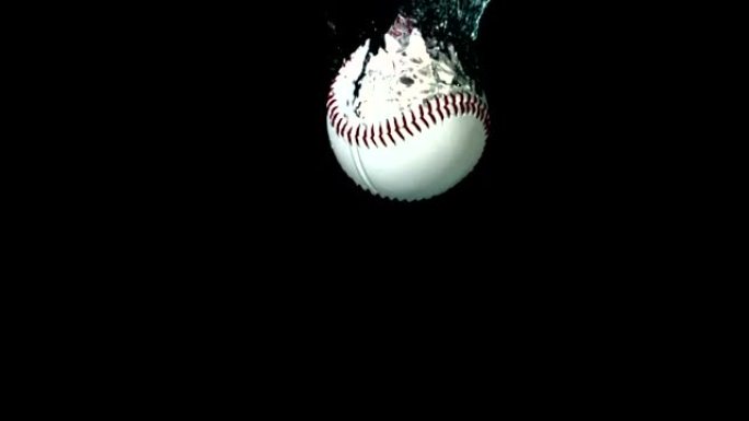 棒球在黑色背景下落入水中