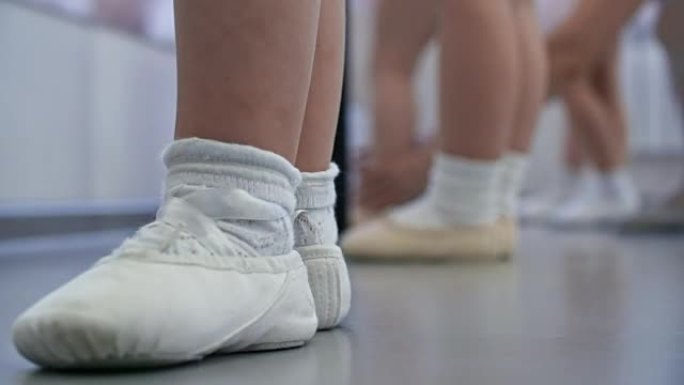 舞蹈课穿芭蕾舞鞋