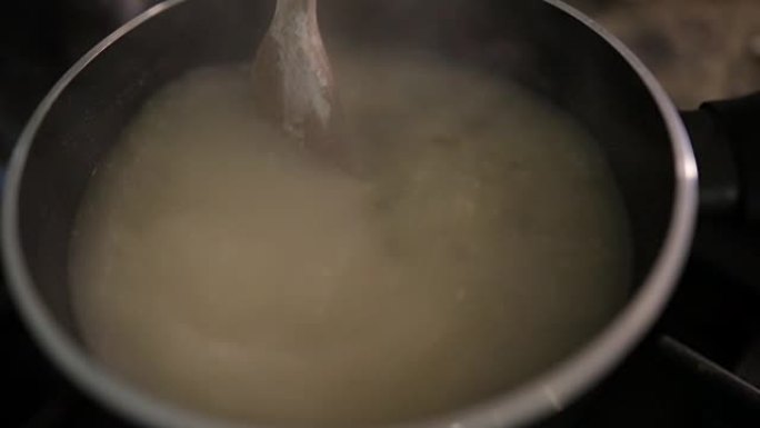 米饭在锅里搅拌