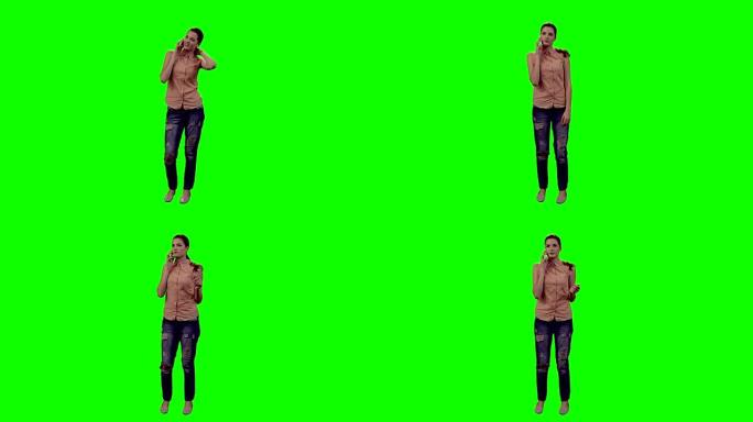 女人在手机上聊天