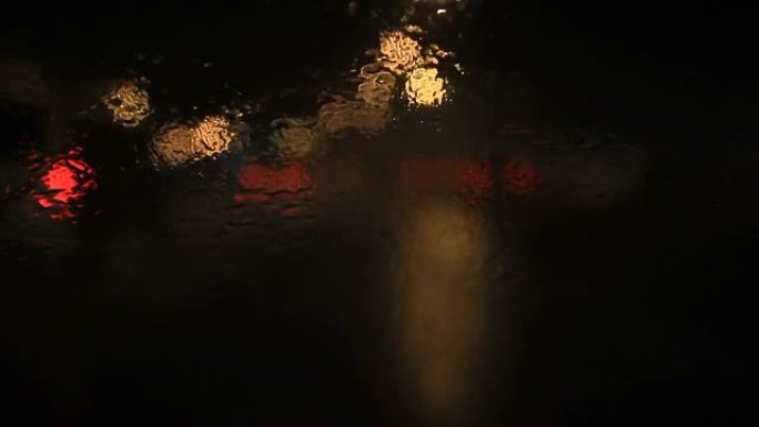 在漆黑的雨夜行驶，齿条聚焦。