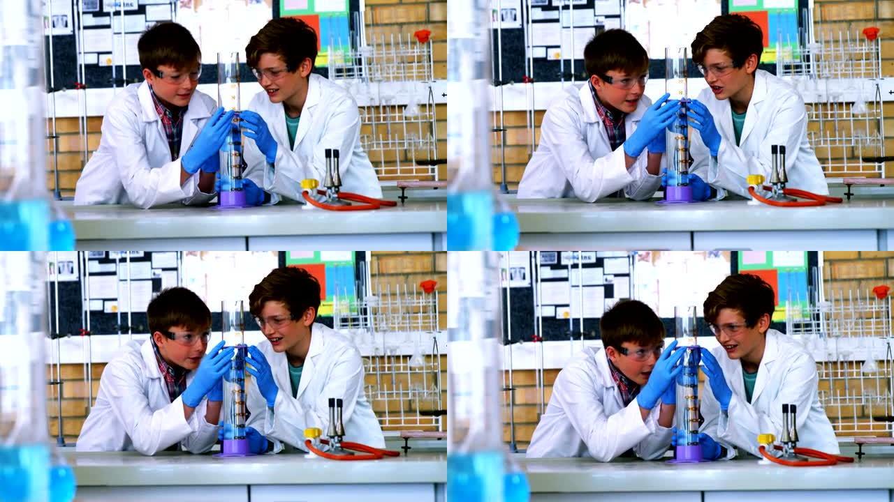 在学校的实验室里做化学实验的男生