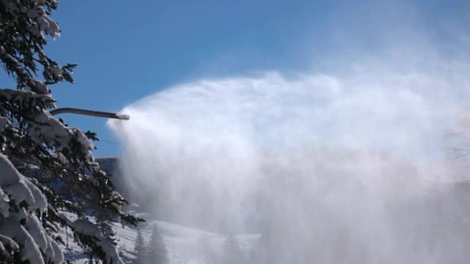 慢动作: 在山区滑雪场造雪，在滑雪场上喷洒雪